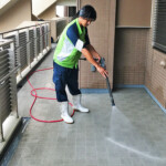 高圧吐水により濯ぎ洗いを行い、細部に至るまで作業を行います。