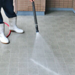 高圧吐水により濯ぎ洗いを行い、細部に至るまで作業を行います。