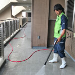 高圧吐水により濯ぎ洗いを行い、細部に至るまで作業を行います。