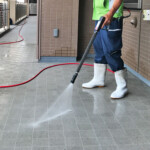 高圧吐水により濯ぎ洗いを行い、細部に至るまで作業を行います。